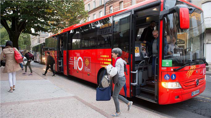 Un car lio en milieu urbain