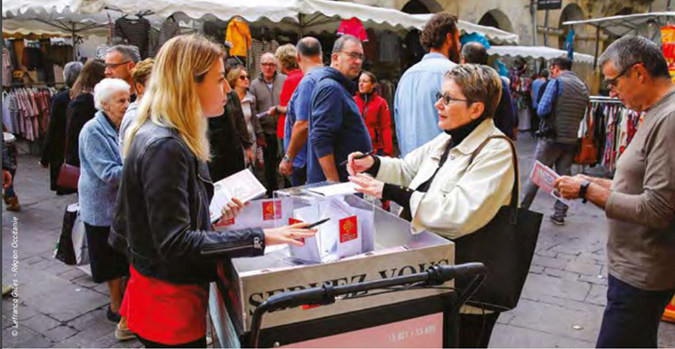 Un stand d'information sur un marché